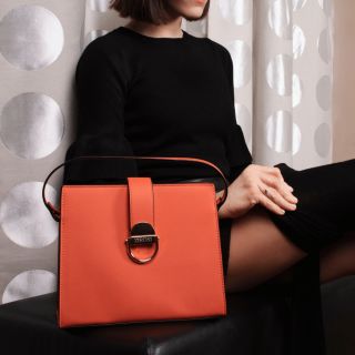 Nosíte rády černou? Jednoduše oživte svůj vzhled nádhernou barevnou kabelkou. Budete nepřehlédnutelná a elegantní zároveň....