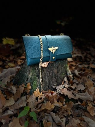 👉Petrolejová barva, je kombinací zelené a modré barvy. Evokuje krásu přírody a zároveň připomíná hlubiny oceánu, působí...